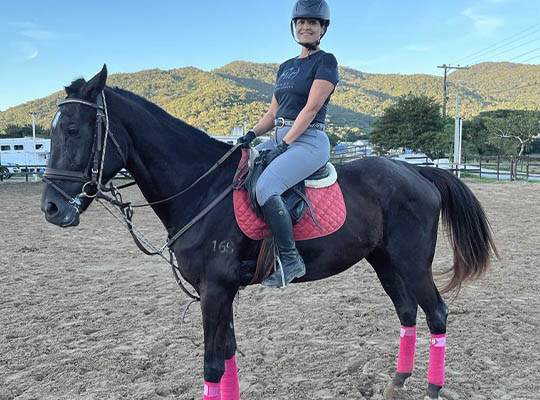 Ismaela Swanson montada na égua Califórnia