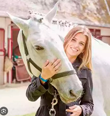 Amazona Luiza Almeida, sorridente cara a cara com seu cavalo, carinhosamente o abraçando
