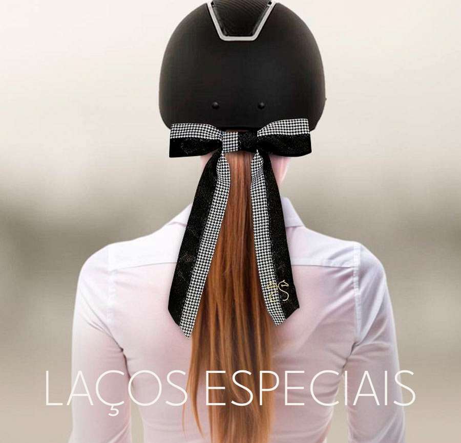 Mulher de costas com capacete de Equitação e grande e elegante laço preto e branco